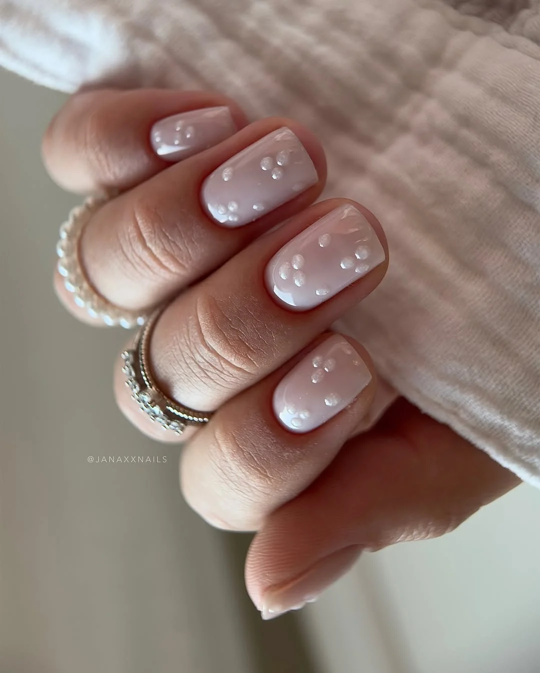 18+ Cute Short Fall Nails Ideas with Neutral Tones You’ll Love This Season 15 Short Pearl Gloss Nails