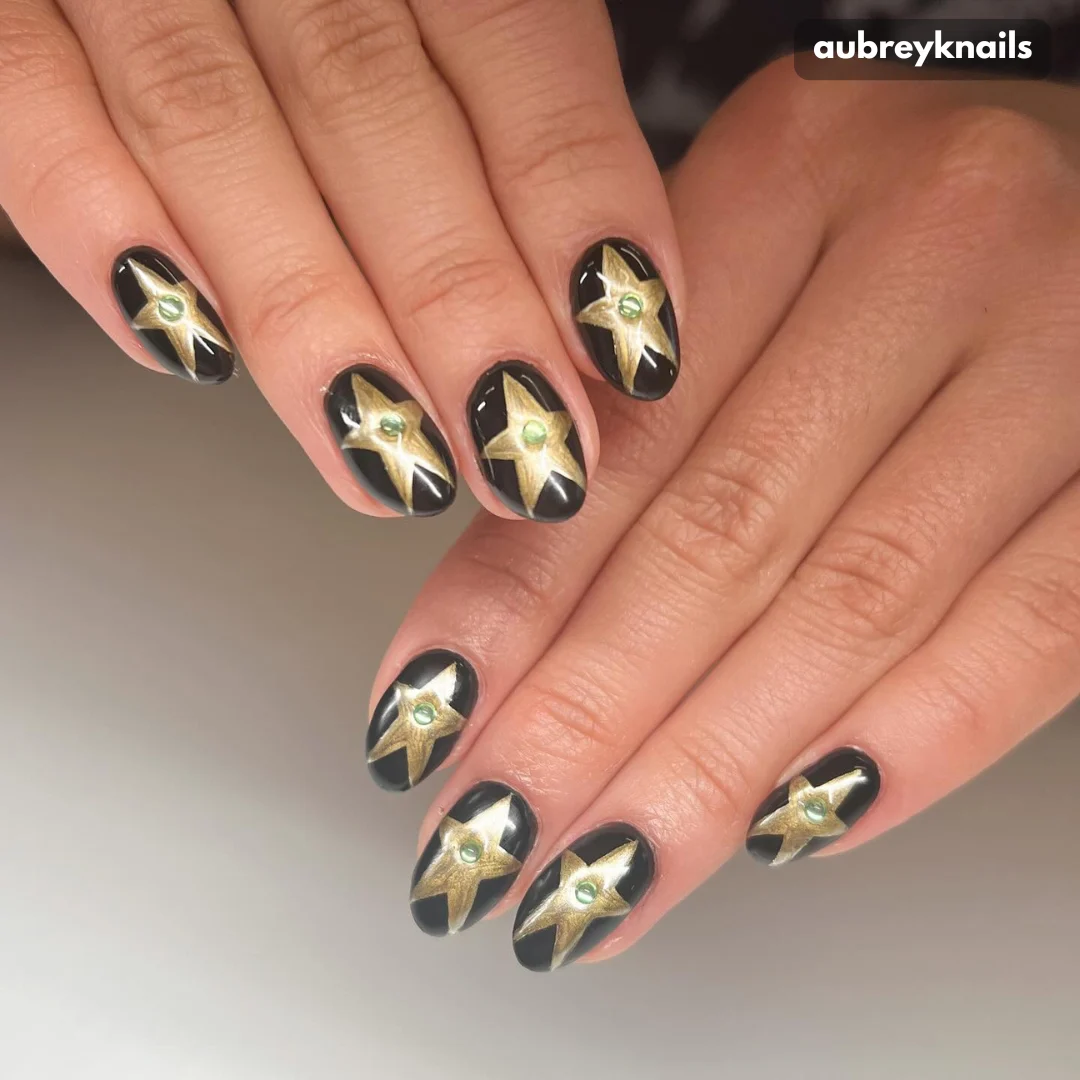 18 Cute & Easy New Year Nails That Look Salon-Perfect 7 Aubreyknails star nails art design